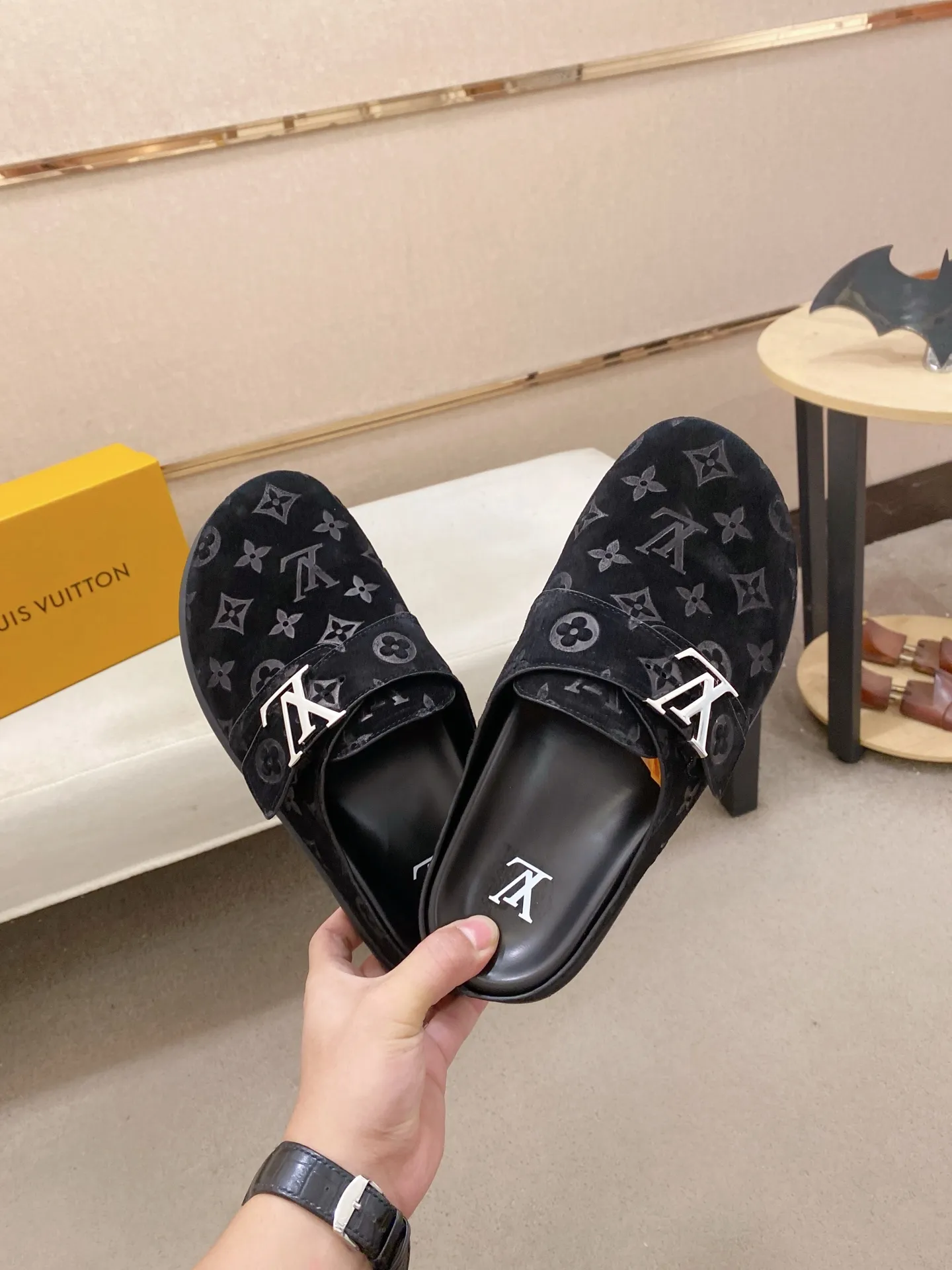 Men's shoes💰: 220💰38-45, LV Easy 2025 new men's casual sandals and slippers, made of suede cow leather, with Monogram pattern to highlight the trendy style. Adjustable straps illuminated with LV letters, while a resilient insole and micro outsole provide lightweight comfort. Made of suede cow leather with embossed Monogram pattern and brand element metal hardware✅Adjustable straps➕Tough insole‼ ️Micro outsole. Comfortable and easy to wear‼ ️